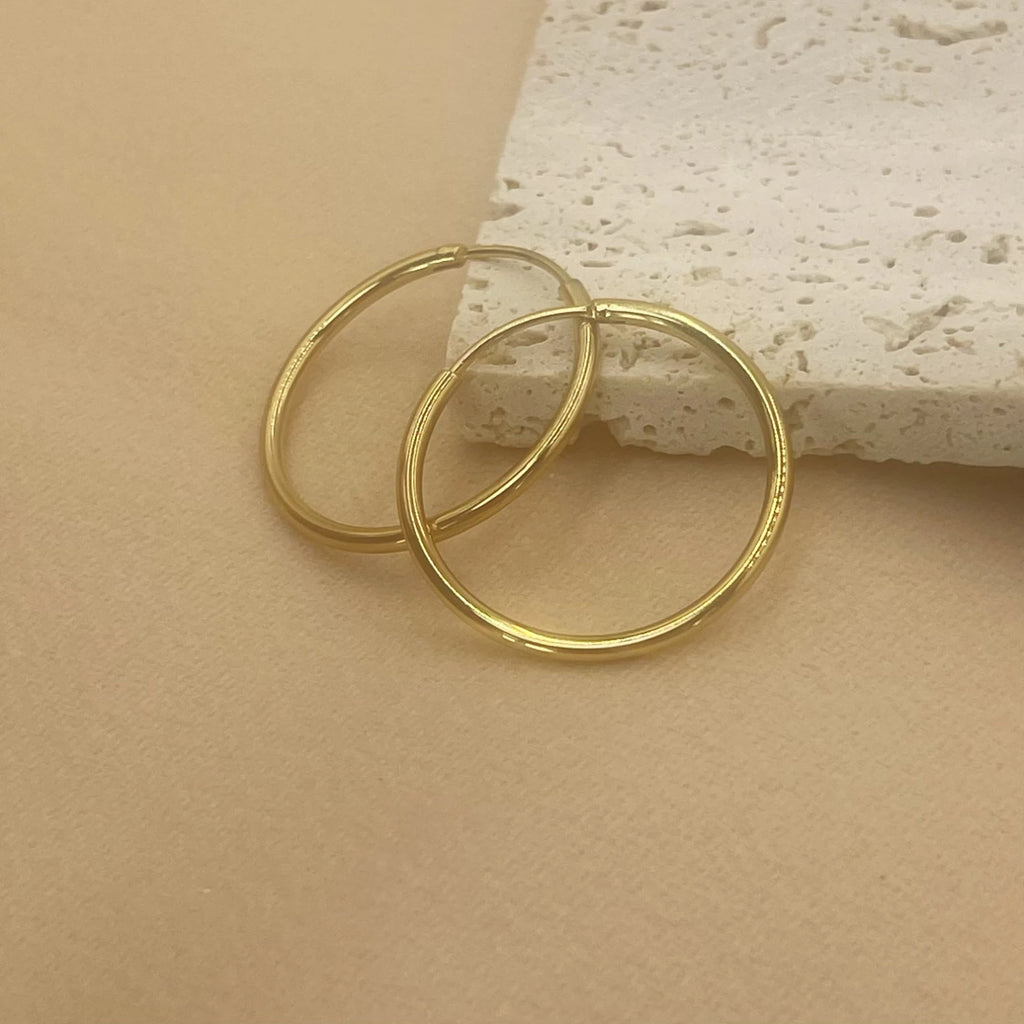 Aros finos dorados de Petaluna